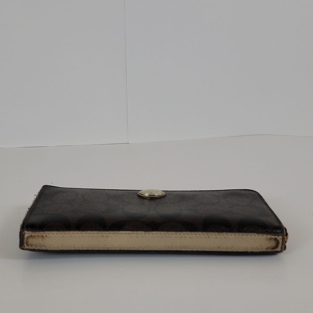 CoachPeyton Signature Slim Zip Around F50174. - Picture 5 of 9